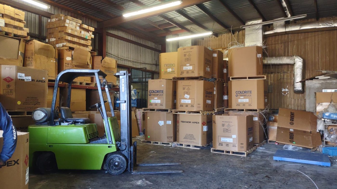 Almacén de Borderecycling con montacargas y material listo para envío
